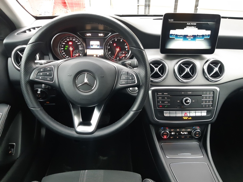 Image Mercedes-Benz GLA 180 Sensation  